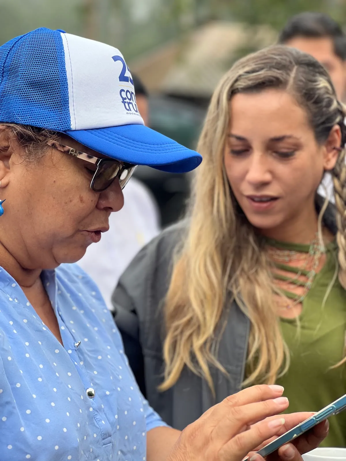 Andrea González en trabajo de campo, revisando datos en terreno.