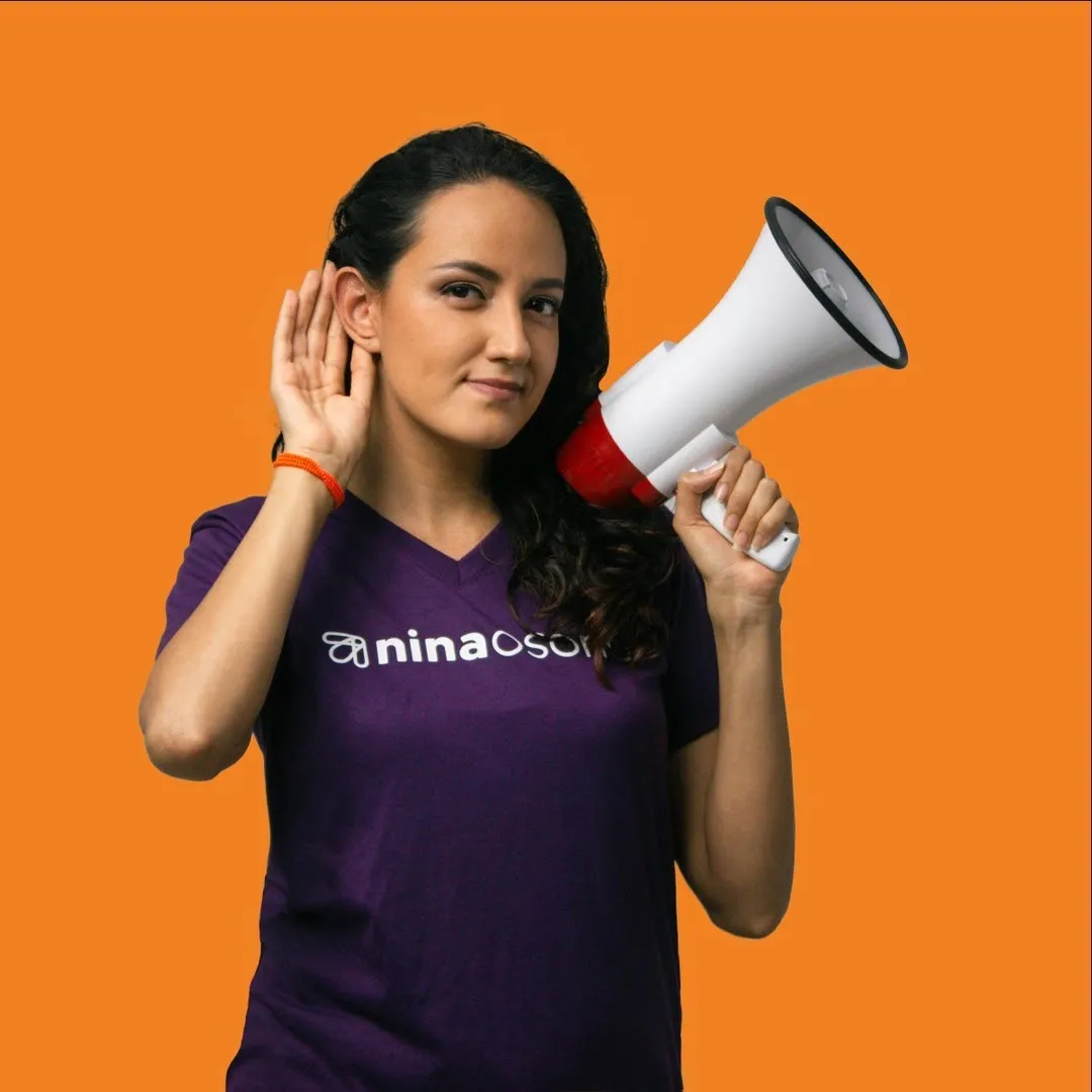 Pieza de campaña: vocera con megáfono sobre fondo de marca.