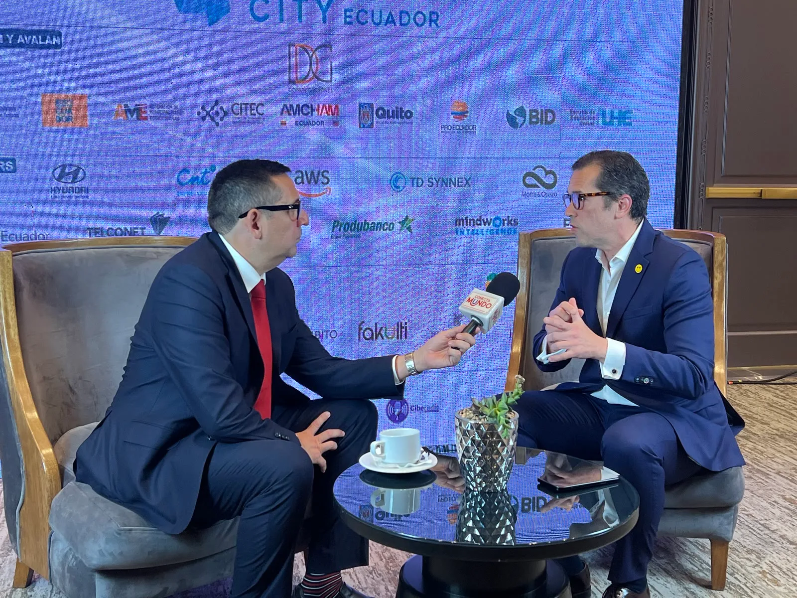 Entrevista en un evento de tecnología en Ecuador.