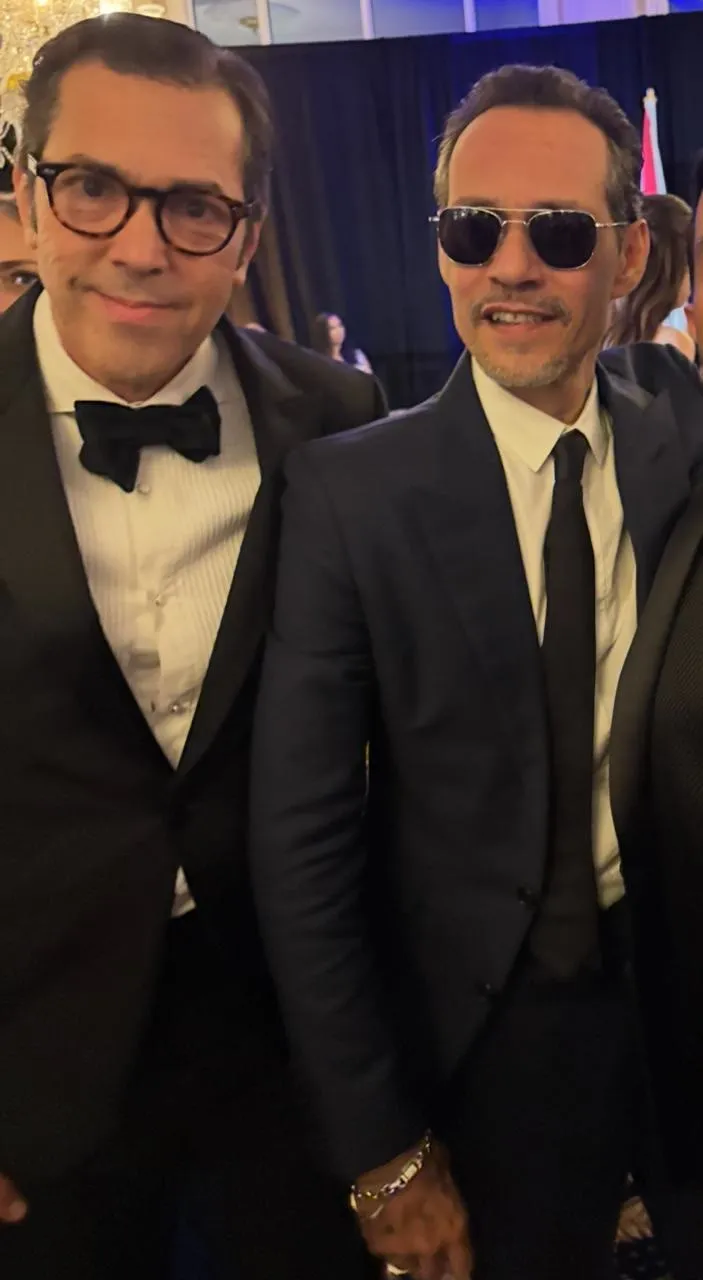 Dos asistentes en un evento de gala.