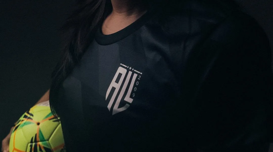 Detalle de una prenda con la marca aplicada.